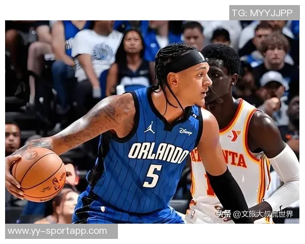 身材高挑的里斯身穿尼克斯配色大衣观战NBA绯闻男友小卡特为魔术出战