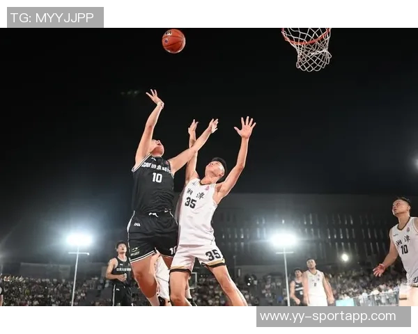 小南斯篮下强势扣篮展现霸主风范引爆全场激情时刻