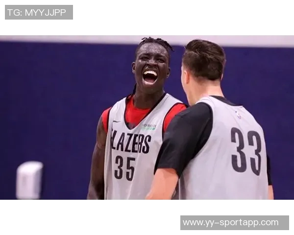 开拓者官方发布庆祝海报利拉德与杨瀚森携手替补席欢庆胜利